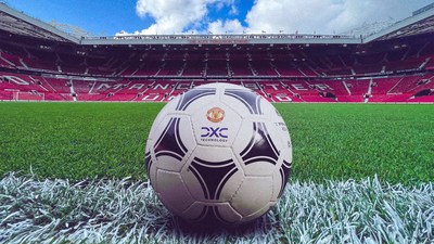 DXC and Manchester United Partnership football (credit Manchester United) (CNW Group/DXC Technology Company)